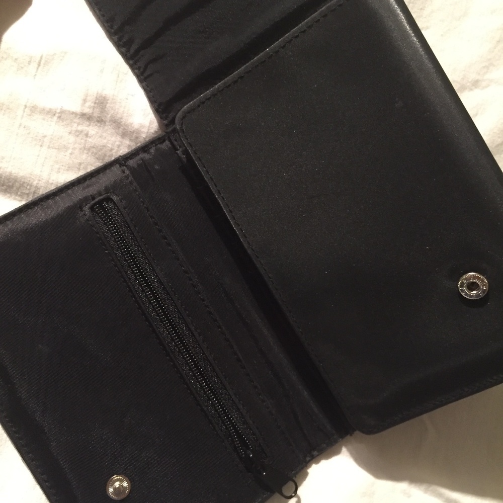 Cross Body Wallet - Picture 4 of 7